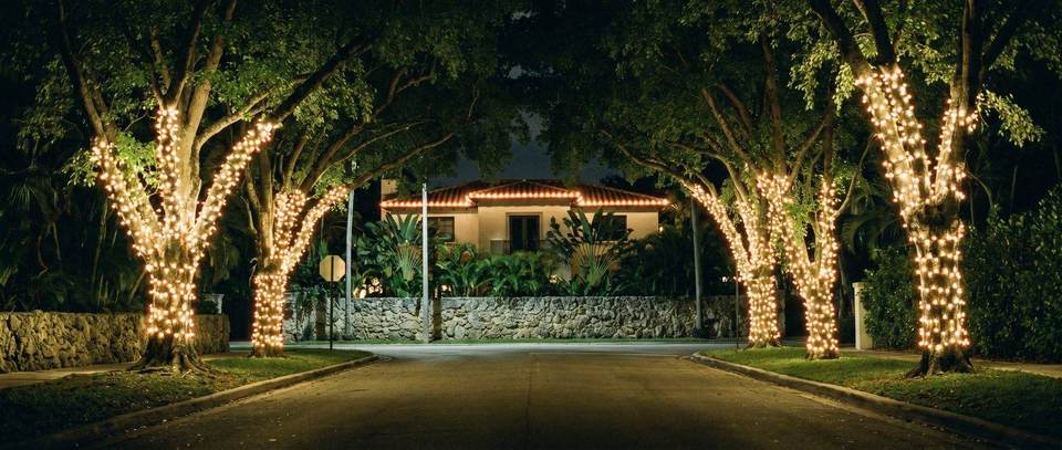 Banyan avenue home, Coral Gables: warm white Christmas lighting idea for Coral Gables, FL from Mr. Christmas Lights, (786) 228-6649