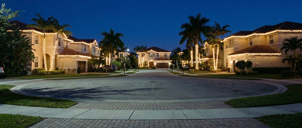Lit cul-de-sac, Kendall: warm white Christmas lighting idea for Kendall, FL from Mr. Christmas Lights, (786) 228-6649
